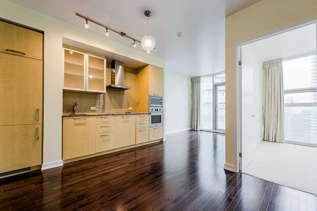 5211 - 12 York St, Condo with 1 bedrooms, 1 bathrooms and 1 parking in Toronto ON | Image 24