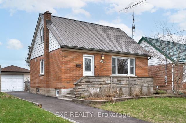 133 Mausser Ave, House detached with 3 bedrooms, 2 bathrooms and 5 parking in Kitchener ON | Image 1