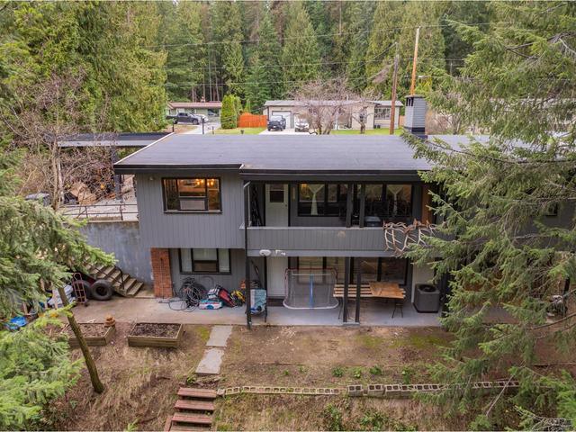 2184 Crestview Crescent, House detached with 5 bedrooms, 3 bathrooms and 4 parking in Castlegar BC | Image 3