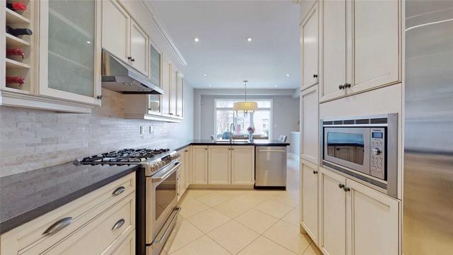 32 Wardlaw Pl, House detached with 4 bedrooms, 3 bathrooms and 4 parking in Vaughan ON | Image 2