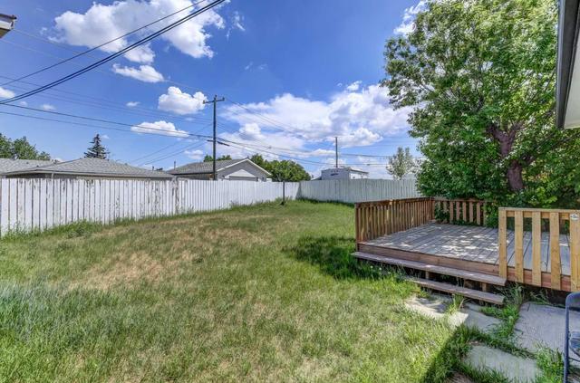 207 Penbrooke Close Se, House detached with 5 bedrooms, 2 bathrooms and 2 parking in Calgary AB | Image 31
