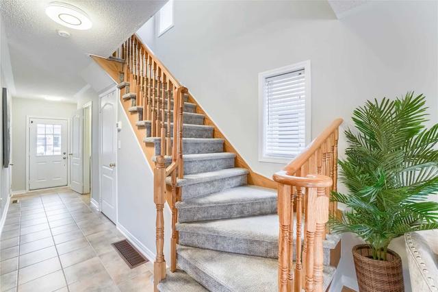 1131 Meadowgrove Crt, House semidetached with 3 bedrooms, 3 bathrooms and 5 parking in Mississauga ON | Image 7