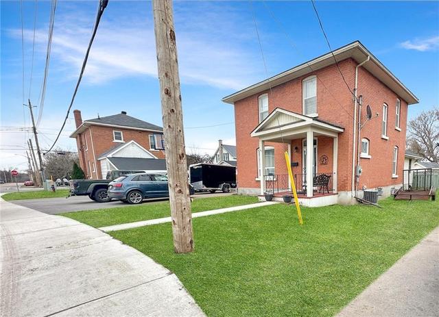 141 Hincks Avenue W, House detached with 4 bedrooms, 2 bathrooms and 4 parking in Renfrew ON | Image 1