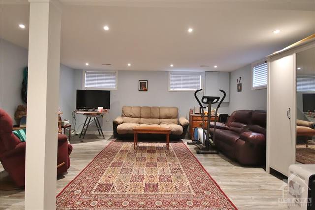 1249 Joyce Crescent, House detached with 4 bedrooms, 2 bathrooms and 4 parking in Ottawa ON | Image 14