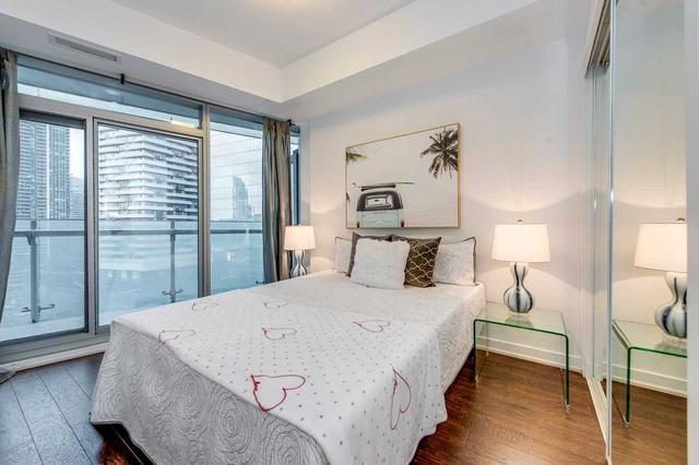 1301 - 14 York St, Condo with 3 bedrooms, 2 bathrooms and 1 parking in Toronto ON | Image 14