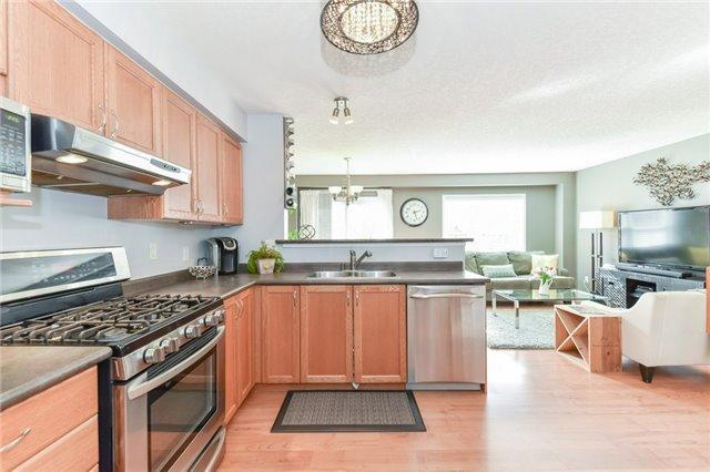 747 Laurelwood Dr, House detached with 3 bedrooms, 2 bathrooms and 2 parking in Waterloo ON | Image 3