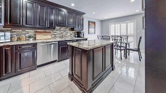 13 Trailridge Dr, House detached with 5 bedrooms, 4 bathrooms and 6 parking in Brampton ON | Image 2