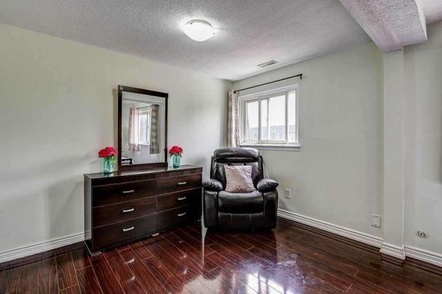 8 Darras Crt, Townhouse with 3 bedrooms, 2 bathrooms and 1 parking in Brampton ON | Image 14
