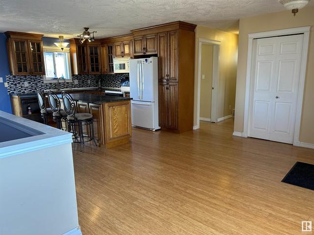5408 48 Av, House detached with 3 bedrooms, 2 bathrooms and null parking in Redwater AB | Image 8