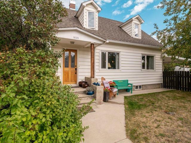1021 9 Street N, House detached with 3 bedrooms, 3 bathrooms and 1 parking in Lethbridge AB | Image 1