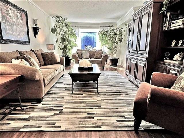 19 Montgomery Sq, House detached with 4 bedrooms, 3 bathrooms and 9 parking in Brampton ON | Image 3