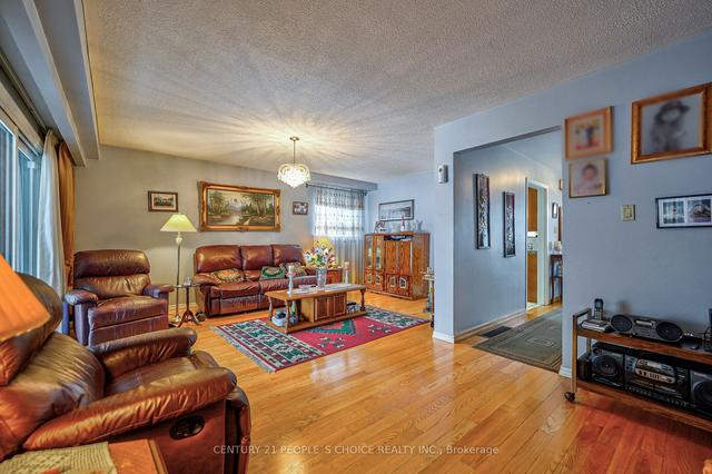 27 Felan Cres, House semidetached with 4 bedrooms, 2 bathrooms and 3 parking in Toronto ON | Image 9