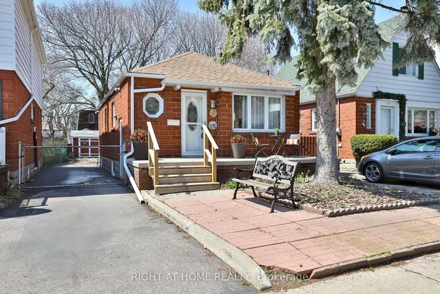 134 Dunington Dr, House detached with 2 bedrooms, 1 bathrooms and 3 parking in Toronto ON | Image 1