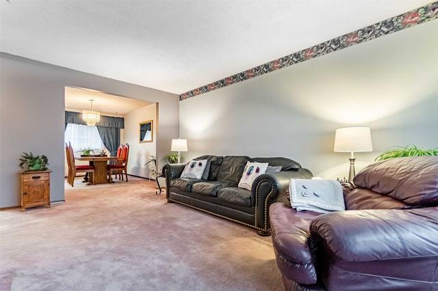 116 Ashton Cres, Townhouse with 3 bedrooms, 2 bathrooms and 2 parking in Brampton ON | Image 2