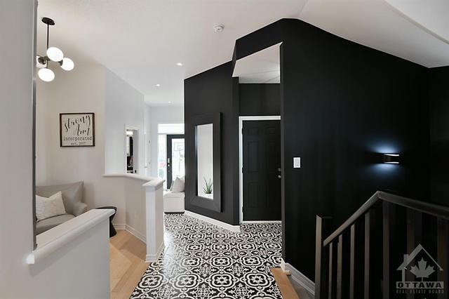 150 Mattingly Way, Townhouse with 4 bedrooms, 3 bathrooms and 2 parking in Ottawa ON | Image 3