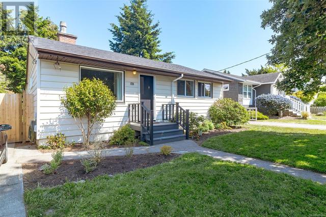 1725 Amphion St, House detached with 3 bedrooms, 1 bathrooms and 2 parking in Victoria BC | Image 4