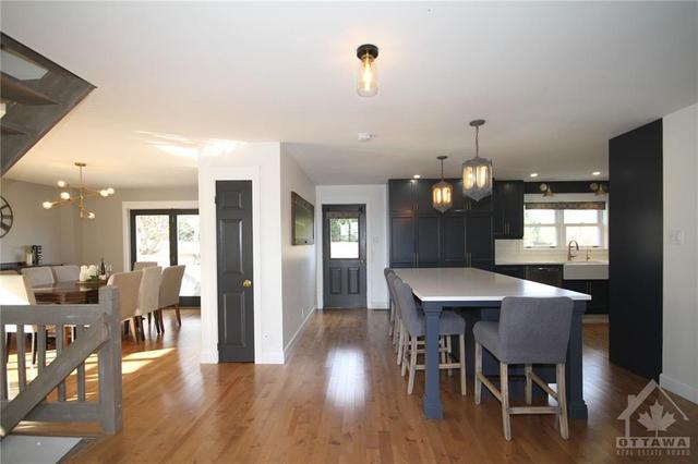 2111 Stratton Drive, House detached with 6 bedrooms, 4 bathrooms and 6 parking in Ottawa ON | Image 2