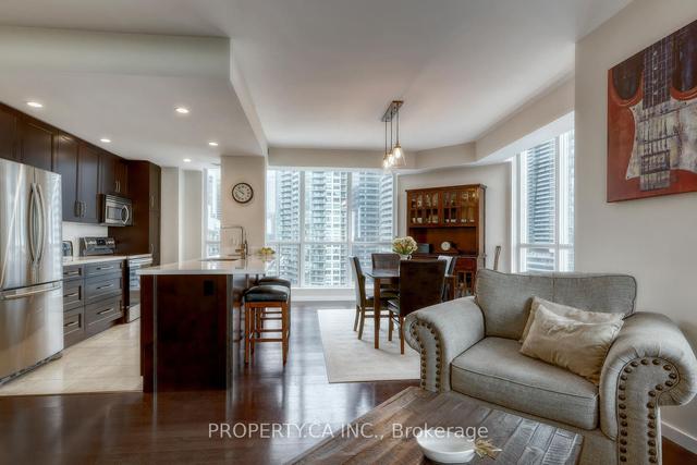 1602 - 218 Queens Quay Way, Condo with 2 bedrooms, 2 bathrooms and 1 parking in Toronto ON | Image 6