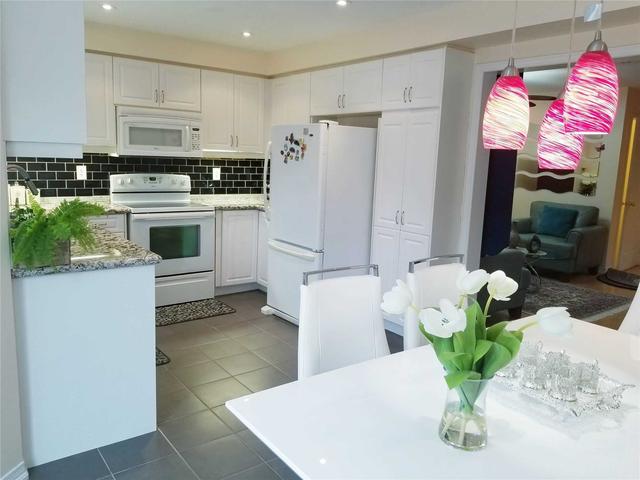 59 Manordale Cres, House semidetached with 3 bedrooms, 4 bathrooms and 4 parking in Vaughan ON | Image 2