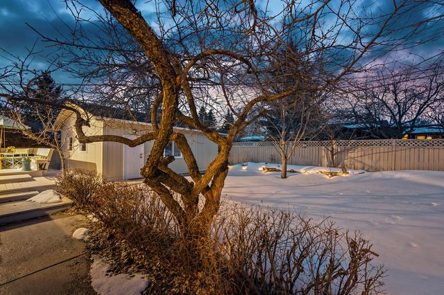 398 Wildwood Drive Sw, House detached with 3 bedrooms, 3 bathrooms and 2 parking in Calgary AB | Image 34