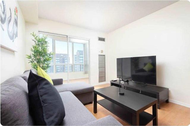 115 Hillcrest Ave, Condo with 2 bedrooms, 2 bathrooms and 1 parking in Mississauga ON | Image 3