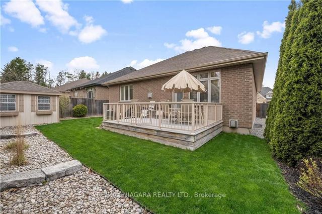 33 Hickory Ave, House detached with 2 bedrooms, 3 bathrooms and 4 parking in Niagara on the Lake ON | Image 29