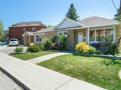 21 Kenora Cres, House detached with 2 bedrooms, 3 bathrooms and 4 parking in Toronto ON | Image 1