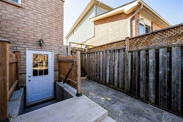353 Silken Laumann Dr, House semidetached with 3 bedrooms, 4 bathrooms and 4 parking in Newmarket ON | Image 32