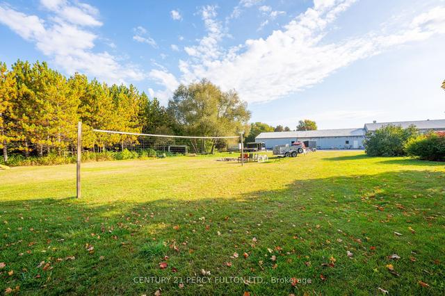 5659 Gilmore Rd, Home with 3 bedrooms, 3 bathrooms and 20 parking in Clarington ON | Image 2