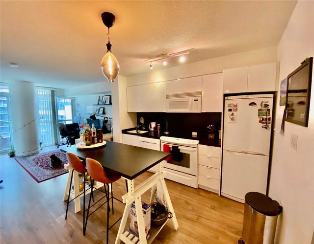 857 - 10 Capreol Crt, Condo with 1 bedrooms, 2 bathrooms and 0 parking in Toronto ON | Image 2