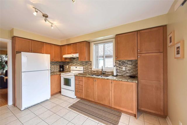20 Jackson St, House detached with 2 bedrooms, 2 bathrooms and 3 parking in Barrie ON | Image 3