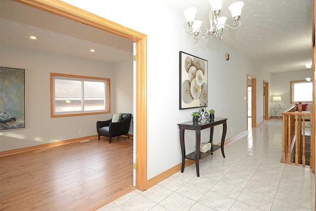 8 Videl Cres, House detached with 3 bedrooms, 3 bathrooms and 2 parking in St. Catharines ON | Image 2