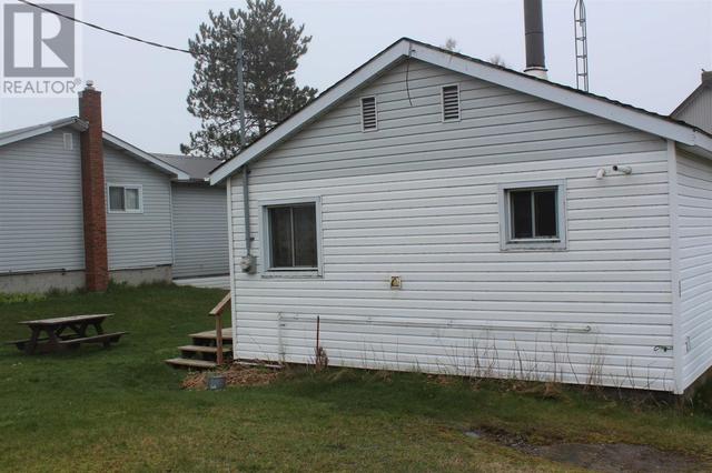 35 Algoma St, House detached with 2 bedrooms, 1 bathrooms and null parking in Thessalon ON | Image 3