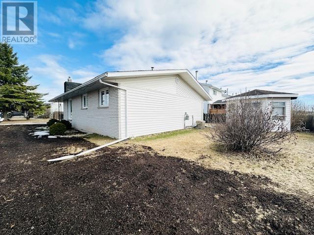 27 Hazel St, House detached with 4 bedrooms, 2 bathrooms and null parking in Kapuskasing ON | Image 3
