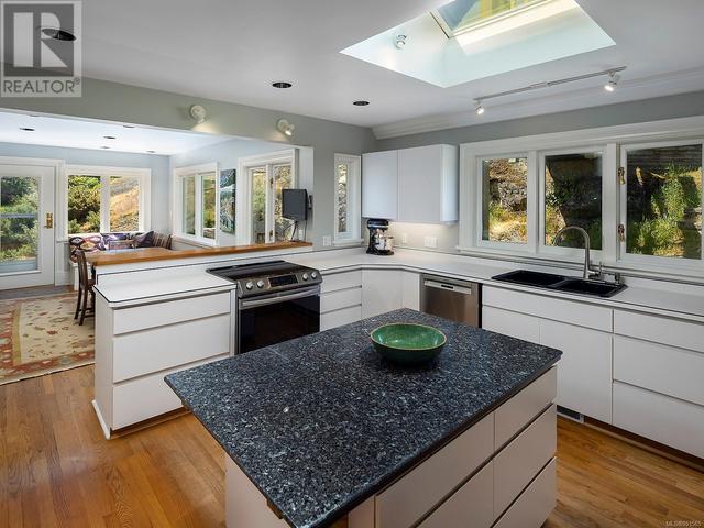 454 Newport Ave, House detached with 4 bedrooms, 4 bathrooms and 6 parking in Oak Bay BC | Image 16
