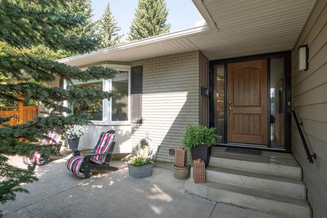 224 Oakwood Place Sw, House detached with 4 bedrooms, 3 bathrooms and 4 parking in Calgary AB | Image 3