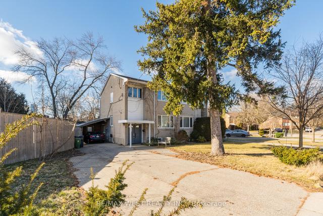 2 Cabot Crt, House semidetached with 3 bedrooms, 2 bathrooms and 7 parking in Toronto ON | Image 1