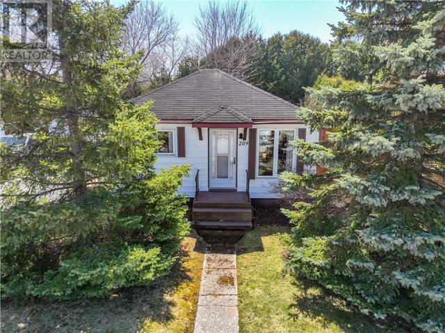 209 Third Avenue, House detached with 2 bedrooms, 1 bathrooms and null parking in Greater Sudbury ON | Image 1