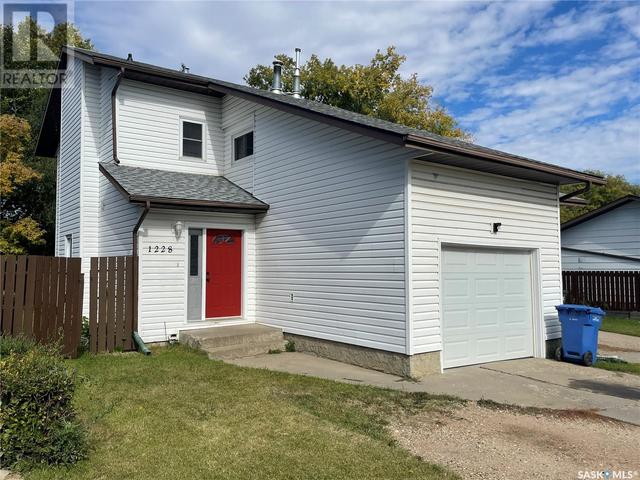 1228 28th Street E, House semidetached with 3 bedrooms, 3 bathrooms and null parking in Prince Albert SK | Image 1