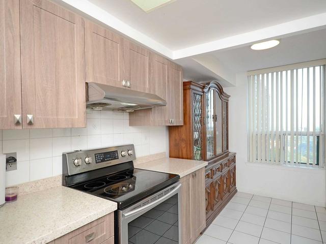 1704 - 135 Hillcrest Ave, Condo with 2 bedrooms, 2 bathrooms and 1 parking in Mississauga ON | Image 11