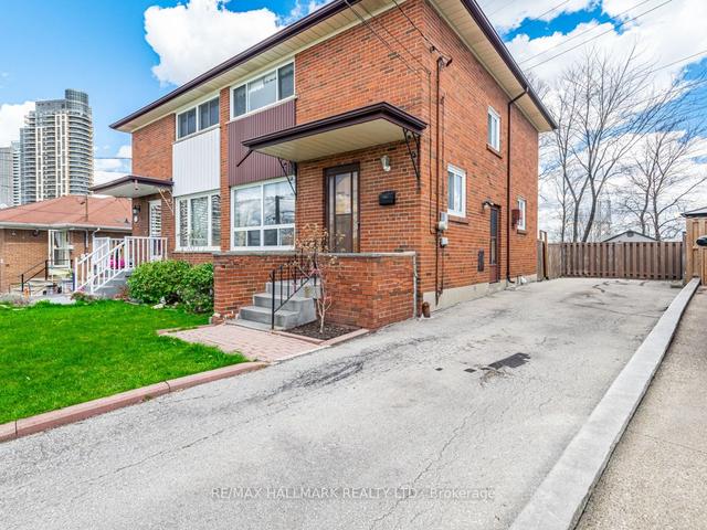 17 Windhill Cres, House semidetached with 3 bedrooms, 2 bathrooms and 4 parking in Toronto ON | Image 12