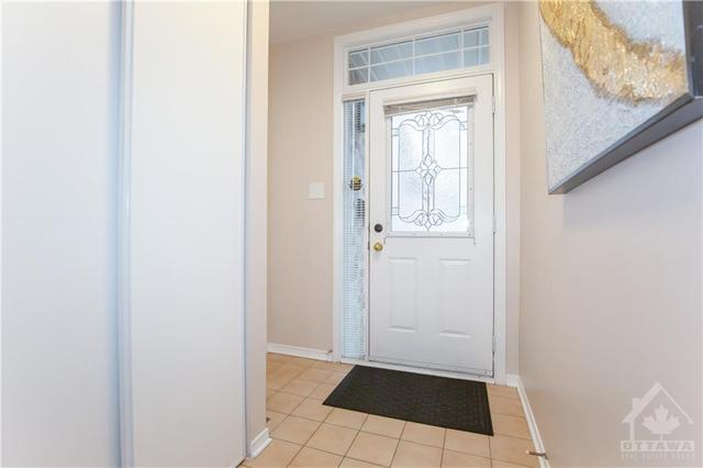 28 Covington Place, Townhouse with 3 bedrooms, 3 bathrooms and 3 parking in Ottawa ON | Image 2