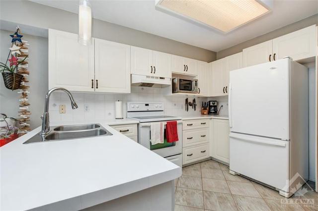 1816 Hialeah Drive, Townhouse with 3 bedrooms, 2 bathrooms and 3 parking in Ottawa ON | Image 15