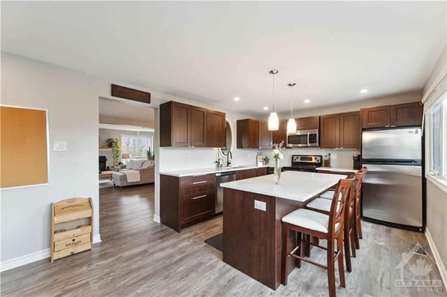 312 Fernleaf Crescent, House detached with 3 bedrooms, 3 bathrooms and 3 parking in Ottawa ON | Image 14