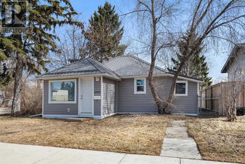 5917 57 Avenue, House detached with 1 bedrooms, 1 bathrooms and 2 parking in Red Deer AB | Card Image