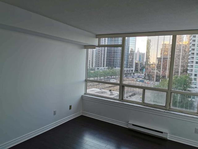 702 - 30 Greenfield Ave, Condo with 1 bedrooms, 2 bathrooms and 1 parking in Toronto ON | Image 7