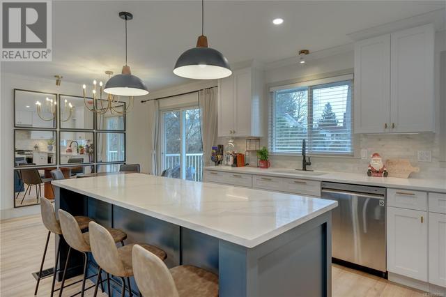 1607 Wycliffe Pl, House detached with 5 bedrooms, 3 bathrooms and 4 parking in Saanich BC | Image 7