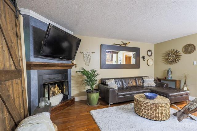 81 Thistledown Court, Townhouse with 3 bedrooms, 2 bathrooms and 1 parking in Ottawa ON | Image 8