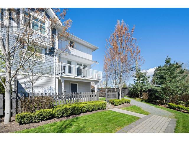 601 - 11295 Pazarena Place, House attached with 3 bedrooms, 3 bathrooms and 2 parking in Maple Ridge BC | Image 2