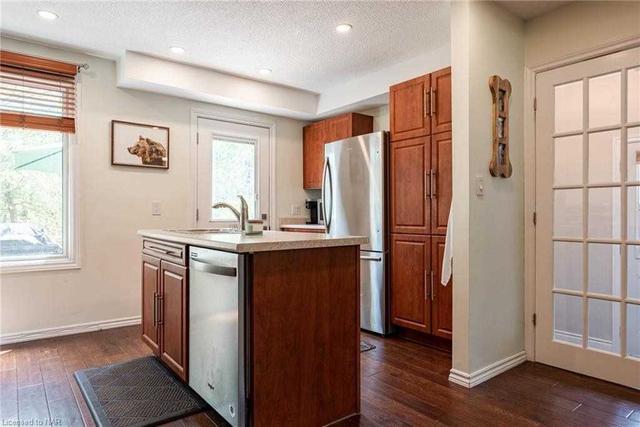 4120 Chippawa Pkwy, House semidetached with 3 bedrooms, 2 bathrooms and 3 parking in Niagara Falls ON | Image 3